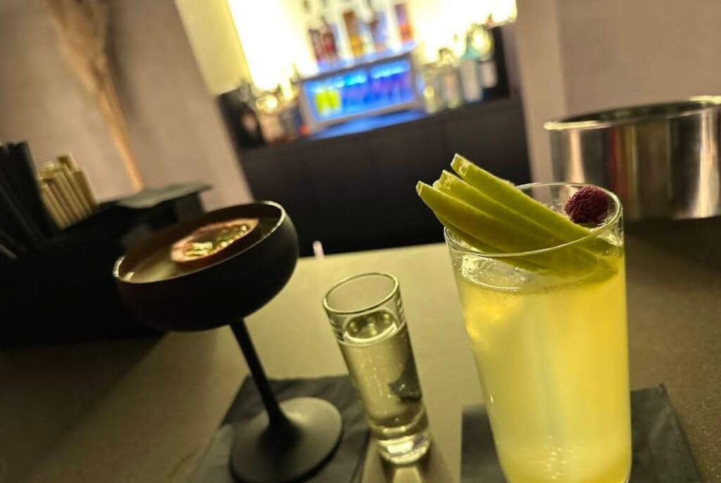 Diquiri и водка на маса, сервирани готови за консумация