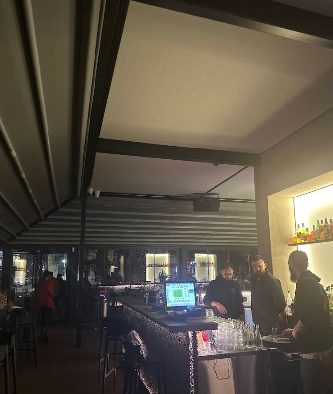 Бар отстрани на Opus Bar с 3 бармана, които разговарят.